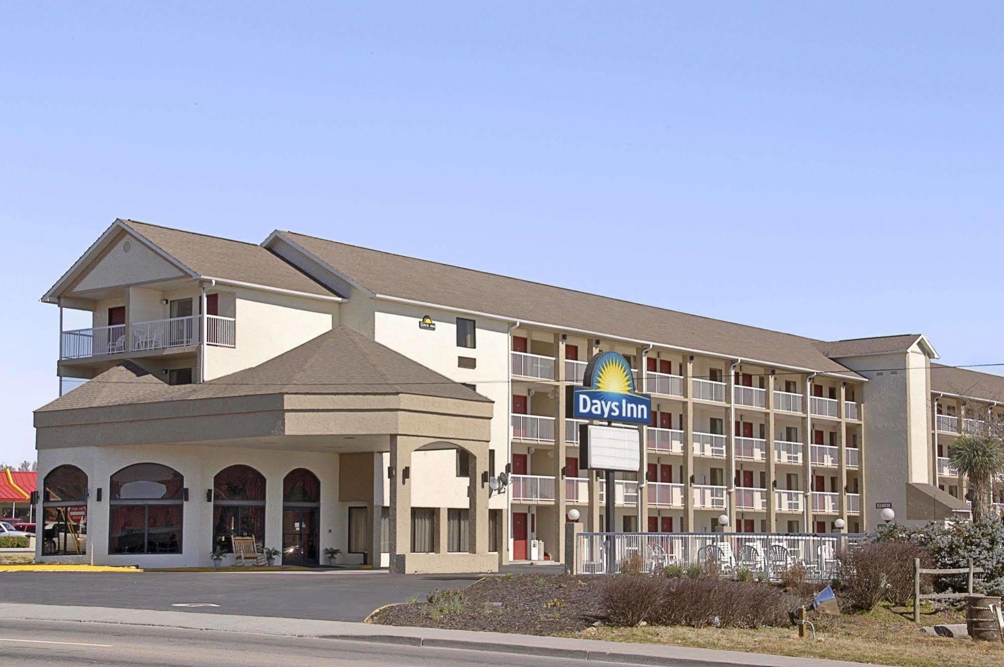 Days Inn By Wyndham Apple Valley Pigeon Forge/Севьервилл Экстерьер фото